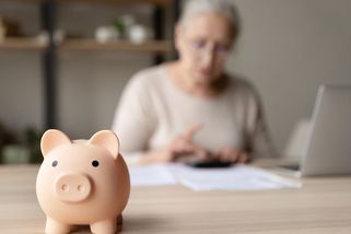 Ivana (55) chce dřív do důchodu. Zvládne to? Pohled na finance českých žen aneb O penězích se (ne)mluví - Proženy.cz